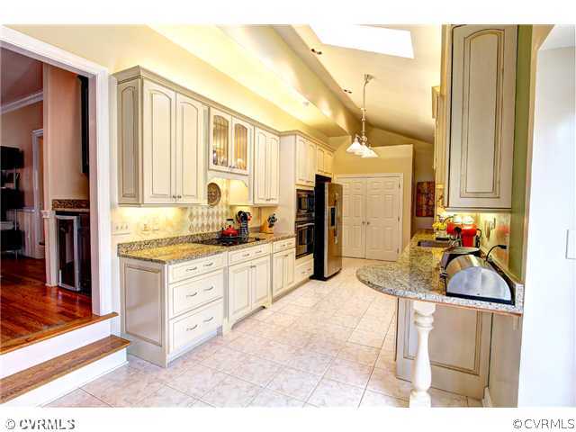 339 Lexington Road Richmond, VA 23226 - Photo 8 of 19 Kitchen - Living room flows from wet bar to kitche