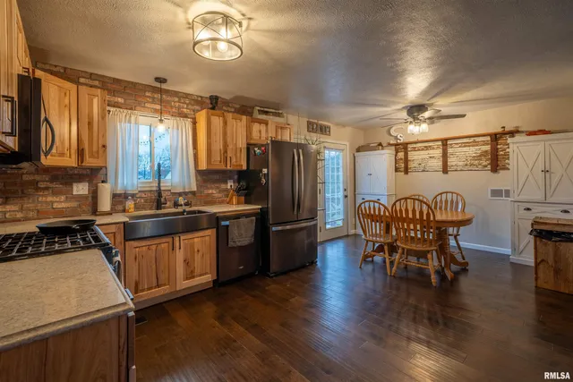 $225,000 | 6528 South Navajo Drive, Bartonville, IL 61607