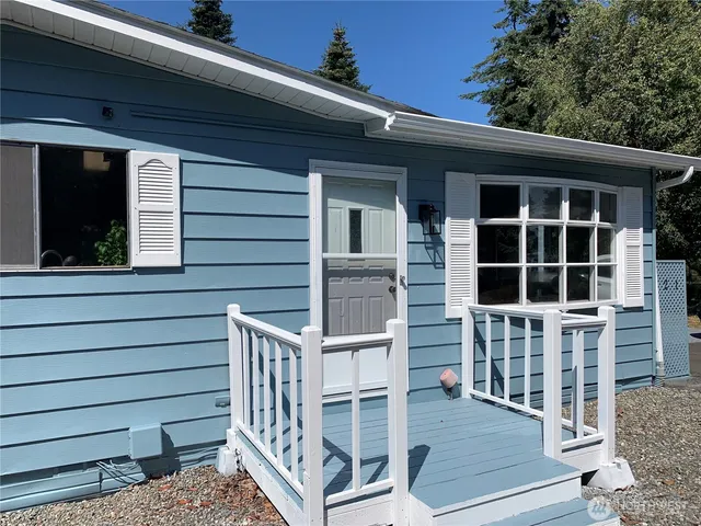 a view of front door deck