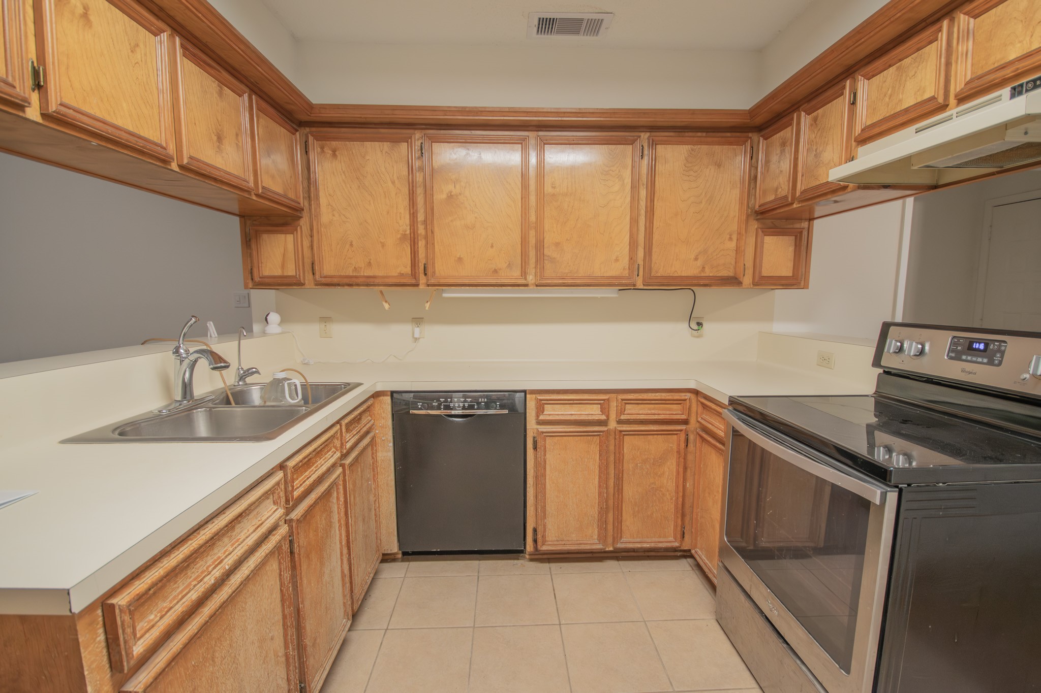 3 Lazybrook Street Angleton, TX 77515 - Photo 4 of 29 Kitchen in the center of the home