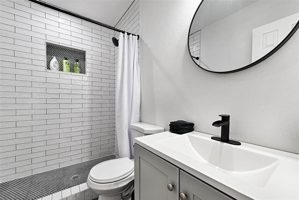 1201 Ridgewood Road Denison, TX 75020 - Photo 27 of 29 Bathroom featuring toilet, a shower with curtain, and vanity