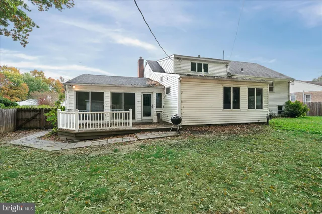a view of a house with backyard