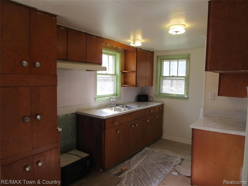 9063 Coldwater Road Flushing, MI 48433 - Photo 4 of 12
