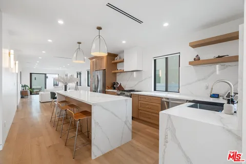 $1,648,900 | 2911 South Rimpau Boulevard, Unit 2909, Los Angeles, CA 90016