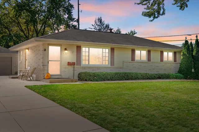 $345,000 | N87W18225 Queensway Street, Menomonee Falls, WI 53051