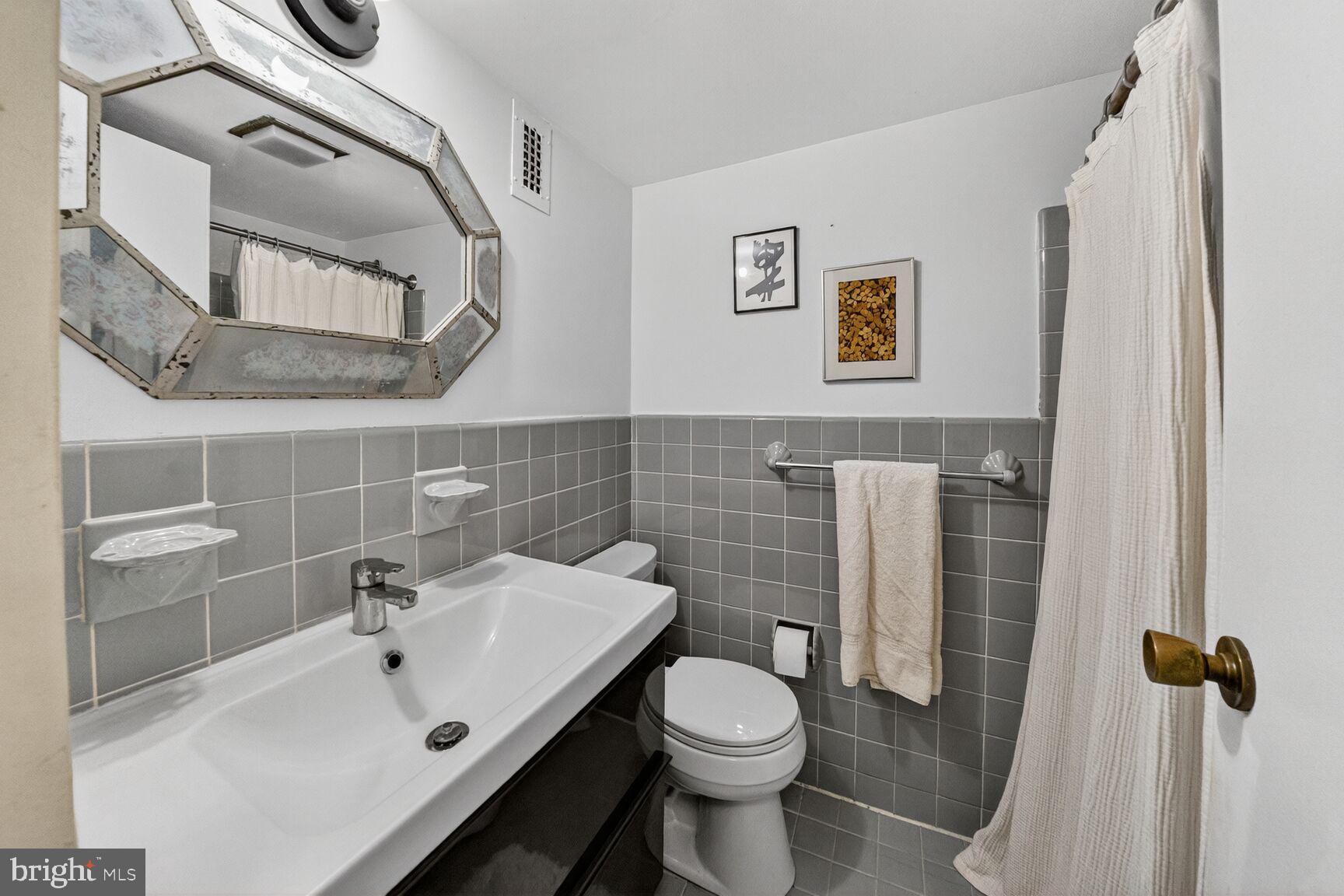 4201 Cathedral Avenue Northwest, Unit 218E Washington, DC 20016 - Photo 15 of 28 Bathroom