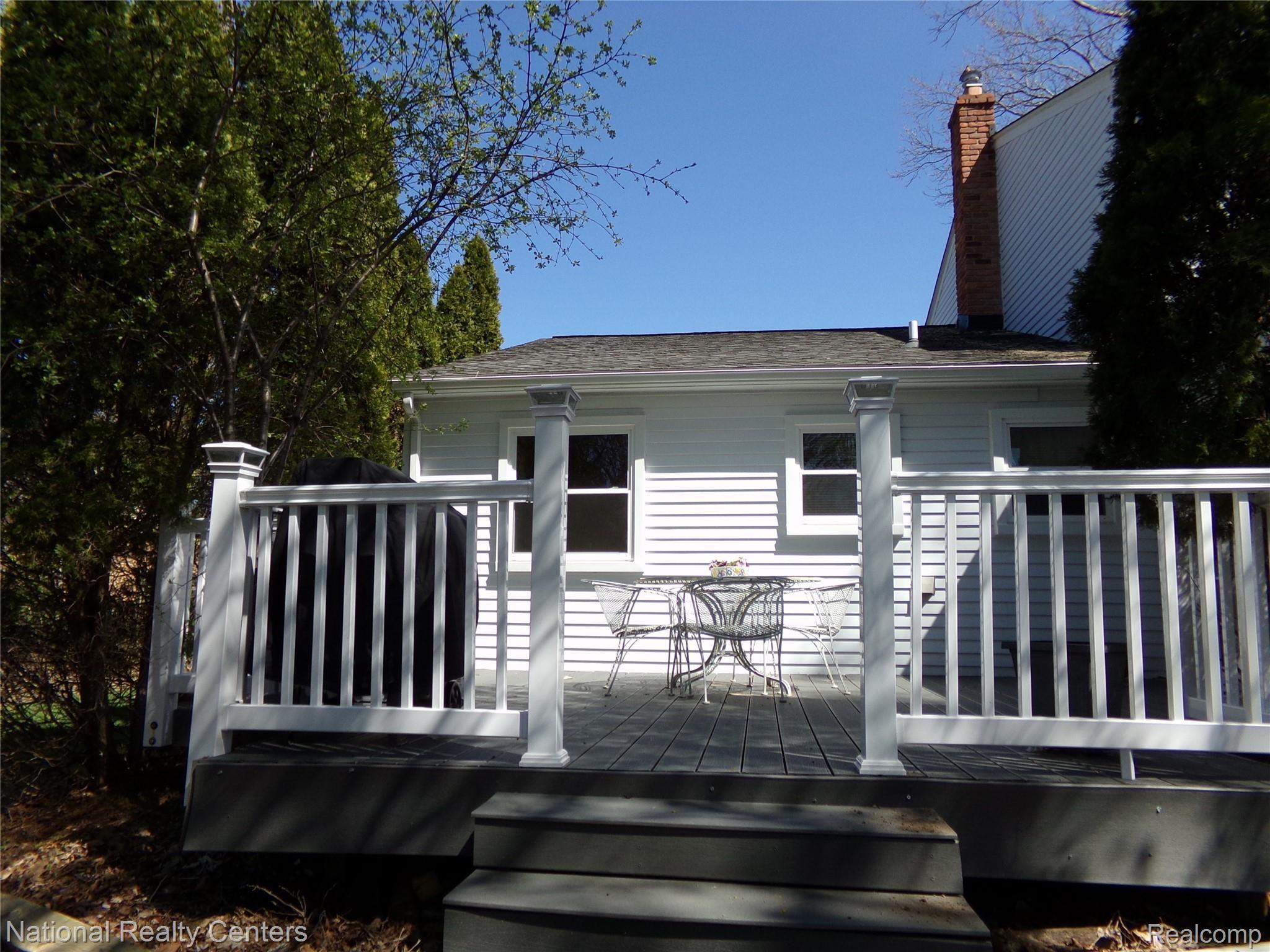 914 Darwin Pl Drive Rochester, MI 48307 - Photo 8 of 20 New Trex Decking.JPG