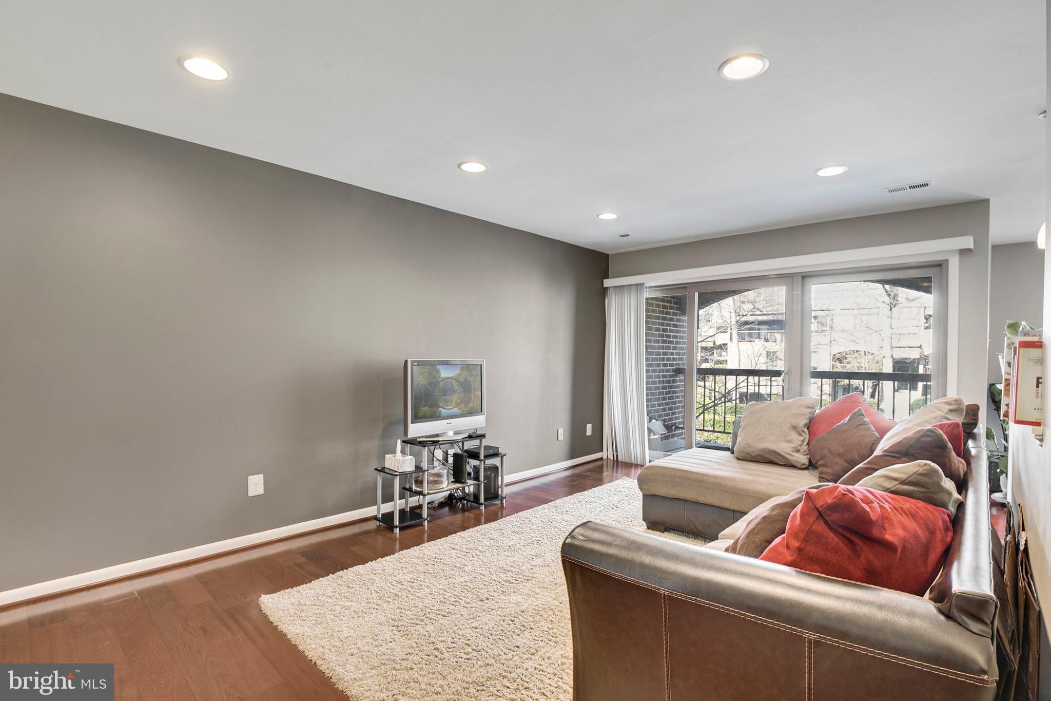 11216 Chestnut Grove Square, Unit 217 Reston, VA 20190 - Photo 4 of 31 Gallery Image 4