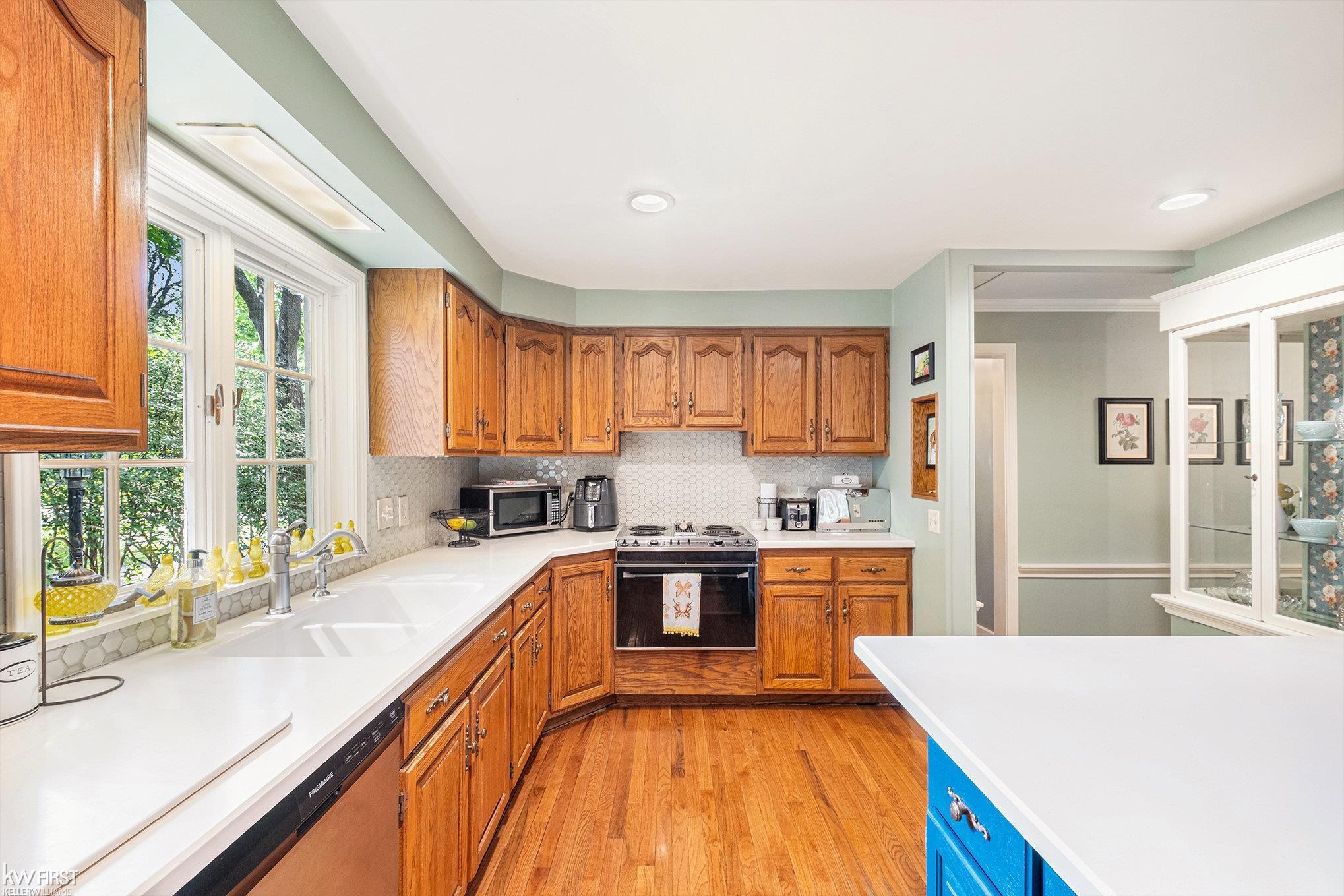 202 East South Holly Road Fenton, MI 48430 - Photo 11 of 30 50178473-cc86815e-714e-438a-9f22-dae0001afec6.JPG