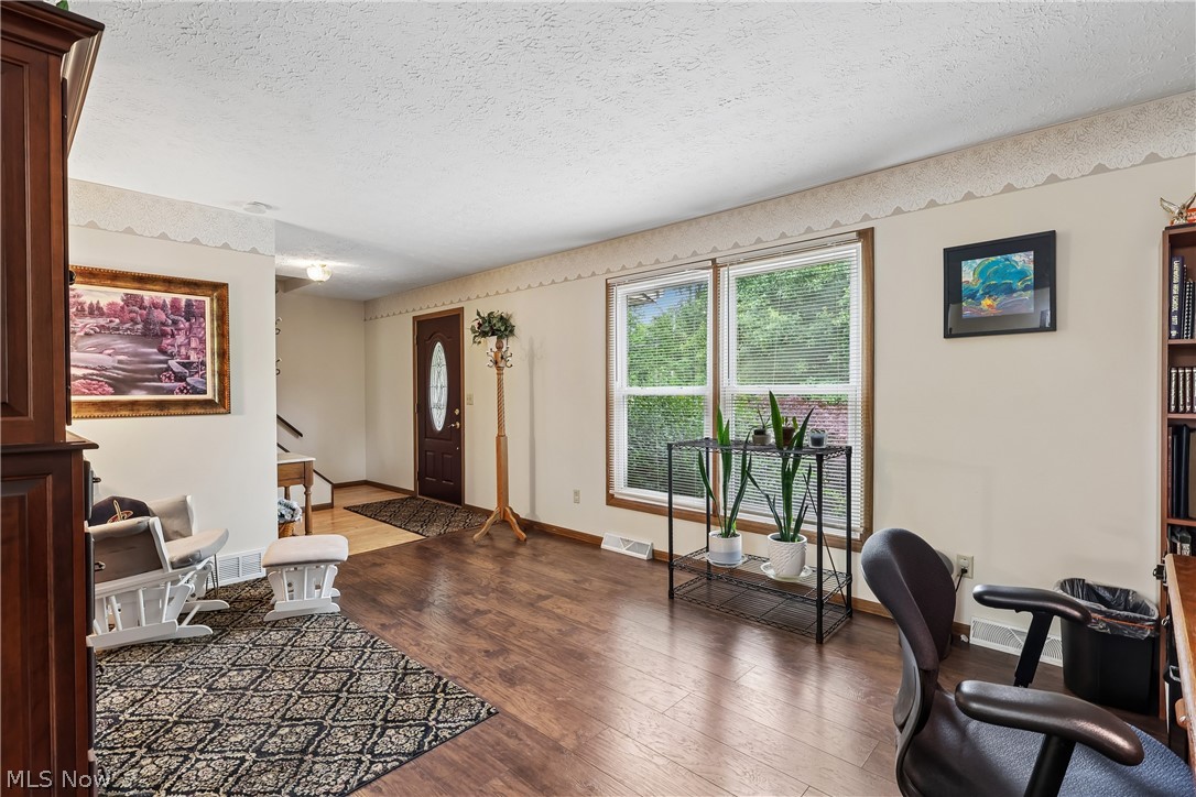 4702 Alger Road Richfield, OH 44286 - Photo 10 of 46 Living room looking at front door with LVT flooring