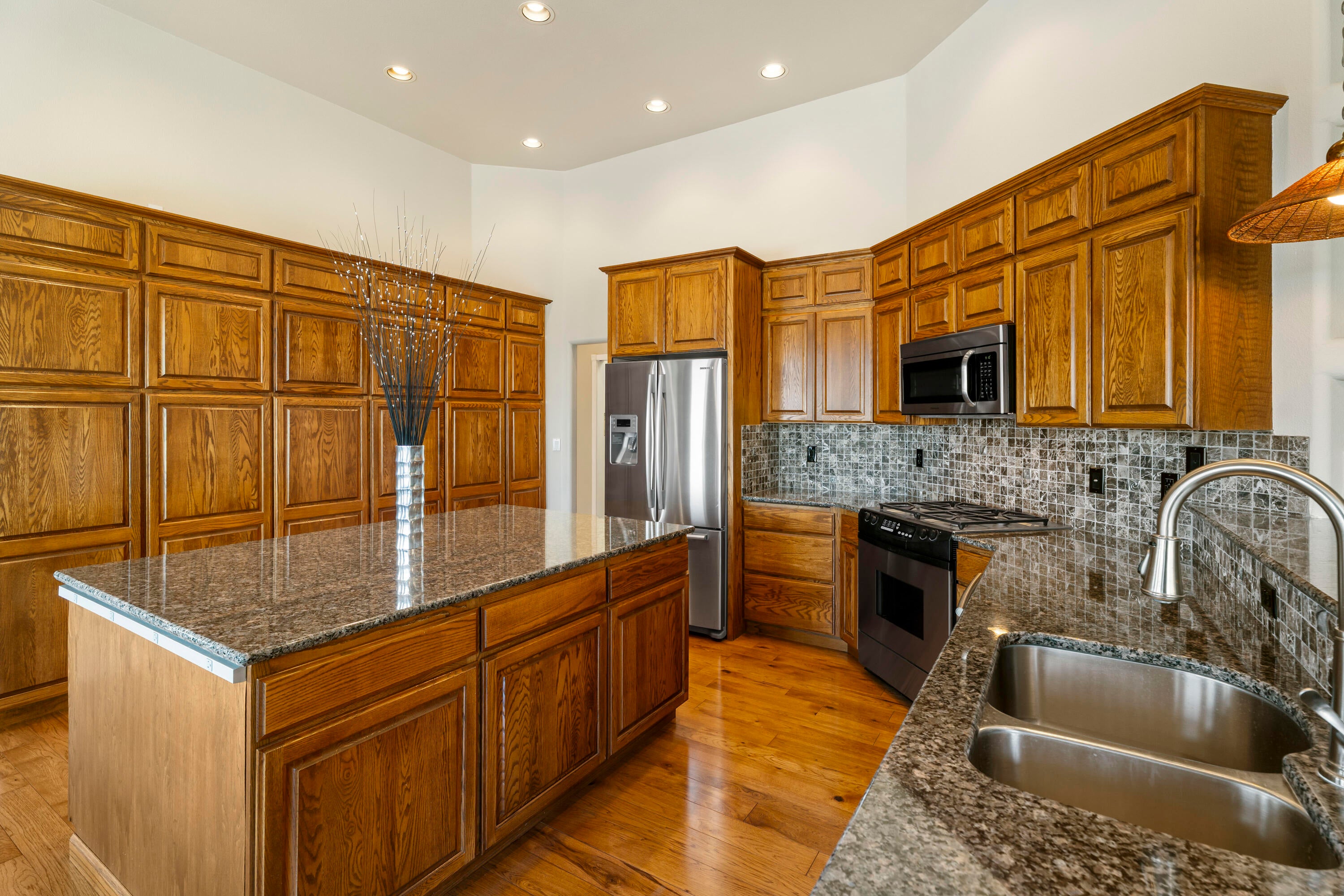 3735 Southwest Timber Avenue Redmond, OR 97756 - Photo 11 of 46 Kitchen