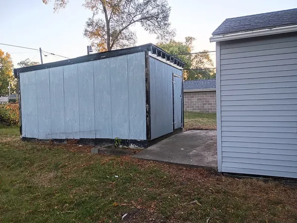 a view of a backyard