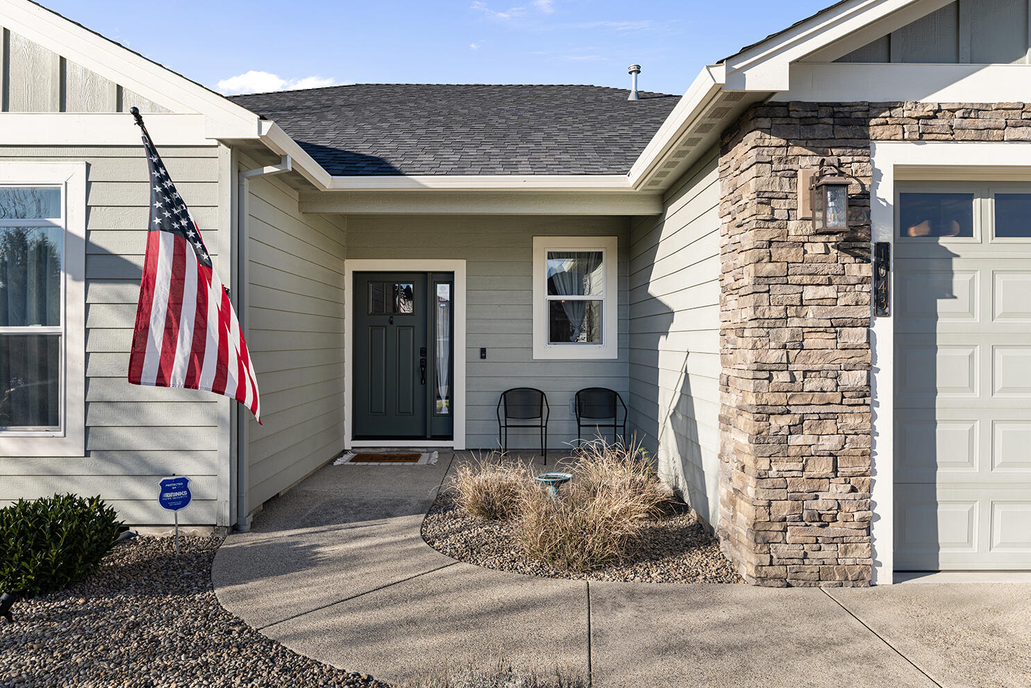 1043 Arrowhead Trail Eagle Point, OR 97524 - Photo 2 of 29 a front view of a house with a yard