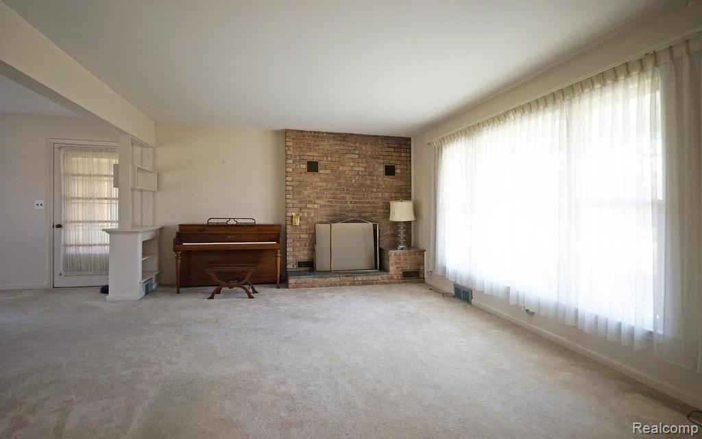 564 Roslyn Road Grosse Pointe, MI 48236 - Photo 4 of 22 4-photo-web-1024x640-52155.jpg