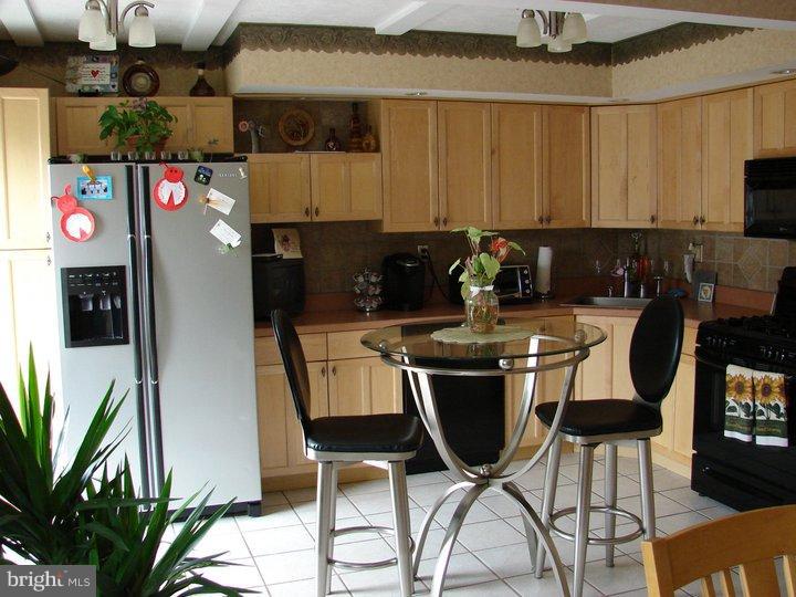 11813 Basile Road Philadelphia, PA 19154 - Photo 5 of 16 Kitchen