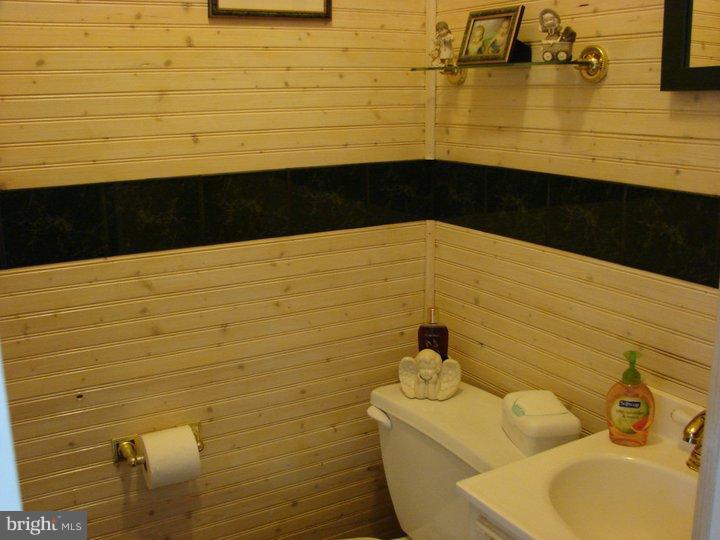 11813 Basile Road Philadelphia, PA 19154 - Photo 6 of 16 Bathroom