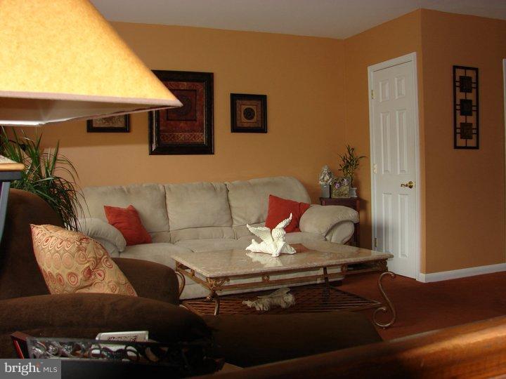 11813 Basile Road Philadelphia, PA 19154 - Photo 7 of 16 Living Room