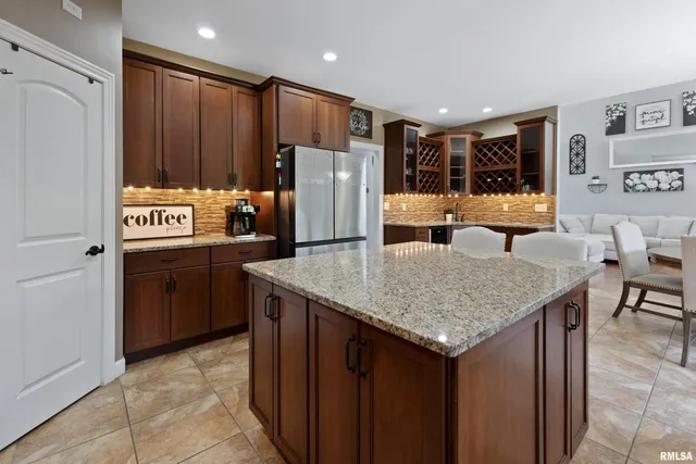 $645,000 | 6504 North Stone Rdg Drive, Quincy, IL 62305