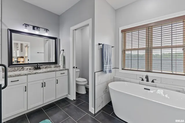 $645,000 | 6504 North Stone Rdg Drive, Quincy, IL 62305