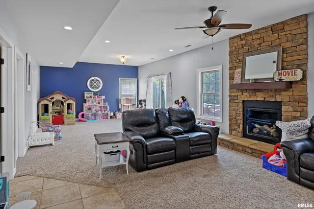 $645,000 | 6504 North Stone Rdg Drive, Quincy, IL 62305