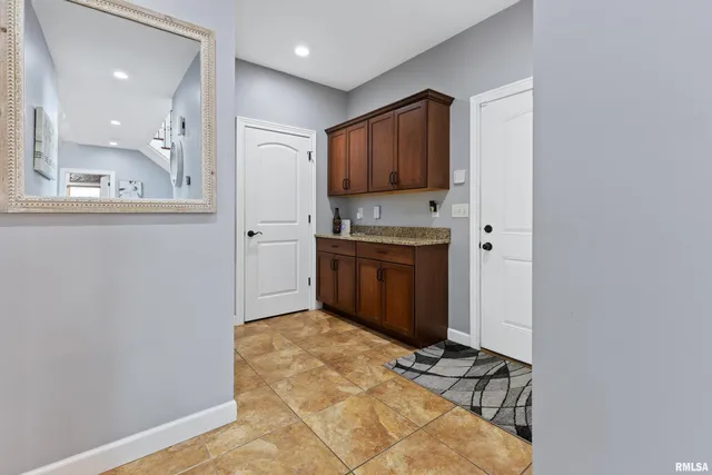 $645,000 | 6504 North Stone Rdg Drive, Quincy, IL 62305