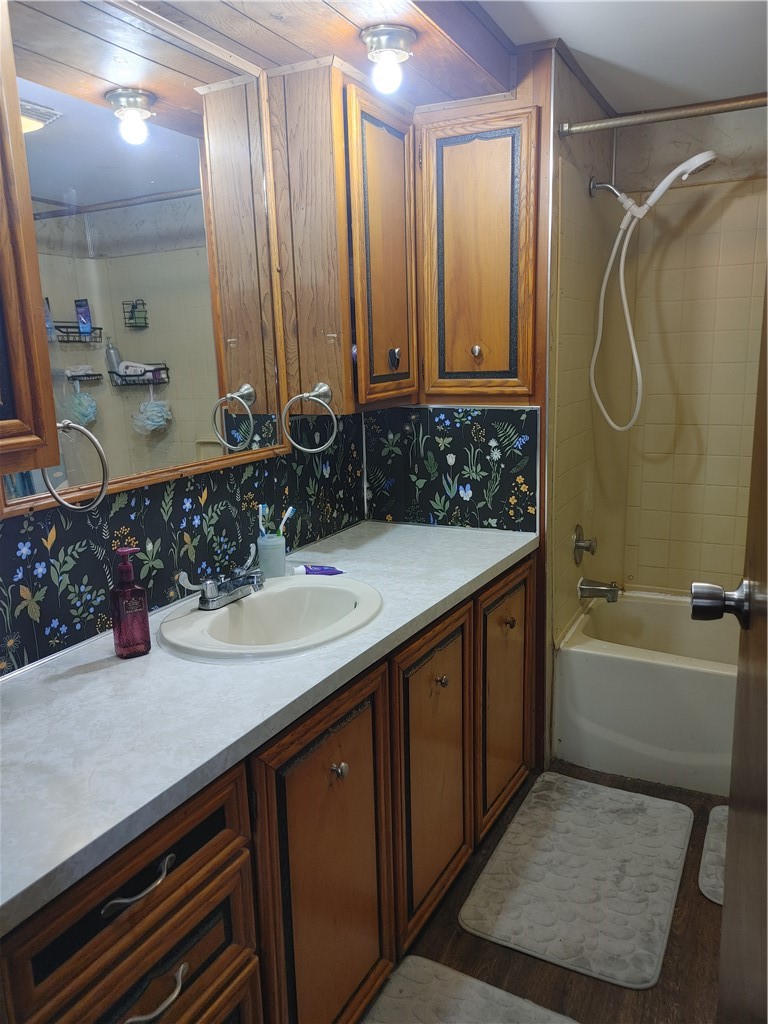 146 Niagara Way Manchester, NY 14504 - Photo 8 of 28 Full bath next to primary bedroom