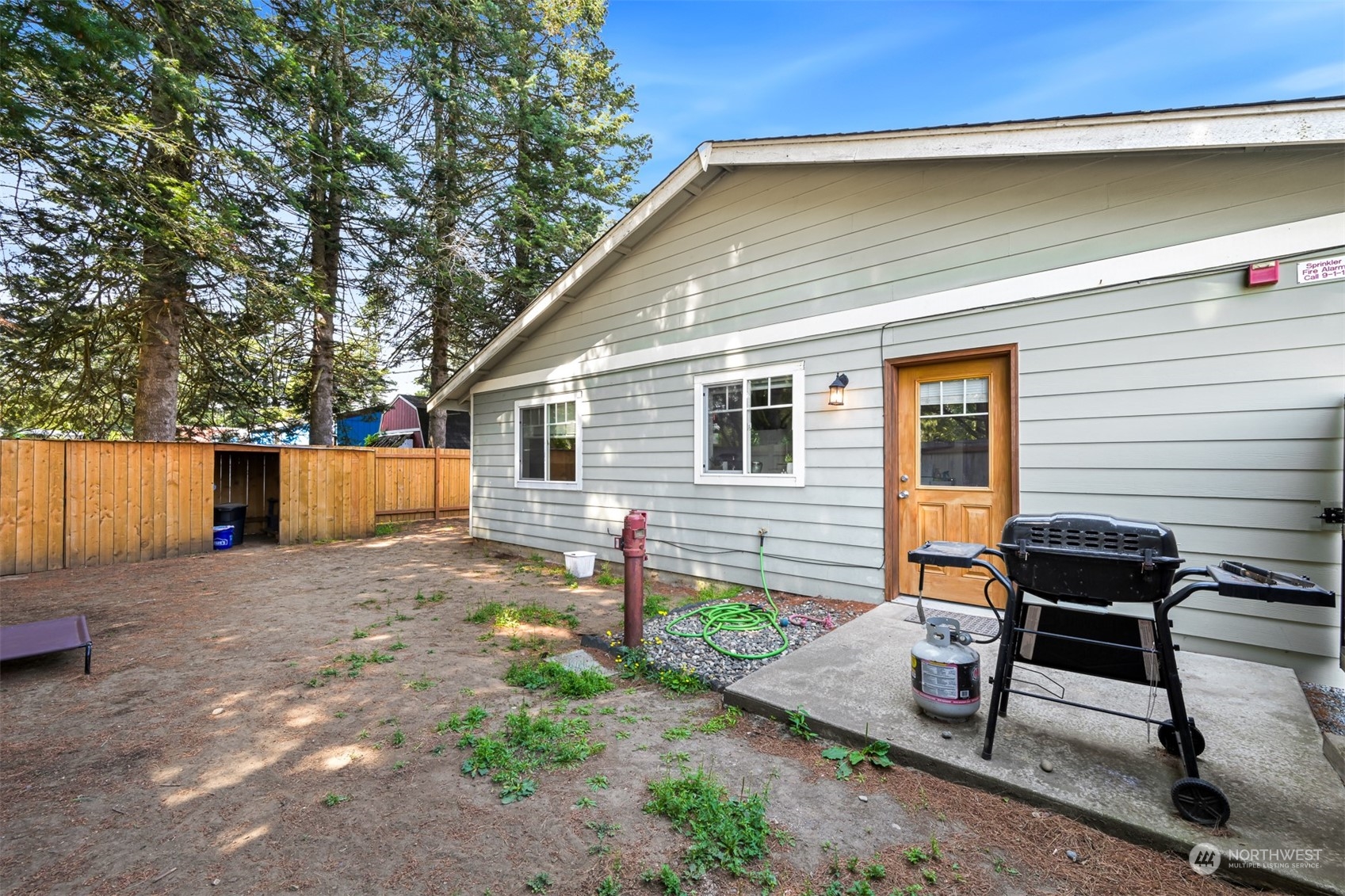 1864 Trigg Road, Unit 14 Ferndale, WA 98248 - Photo 17 of 26 a backyard of a house with table and chairs