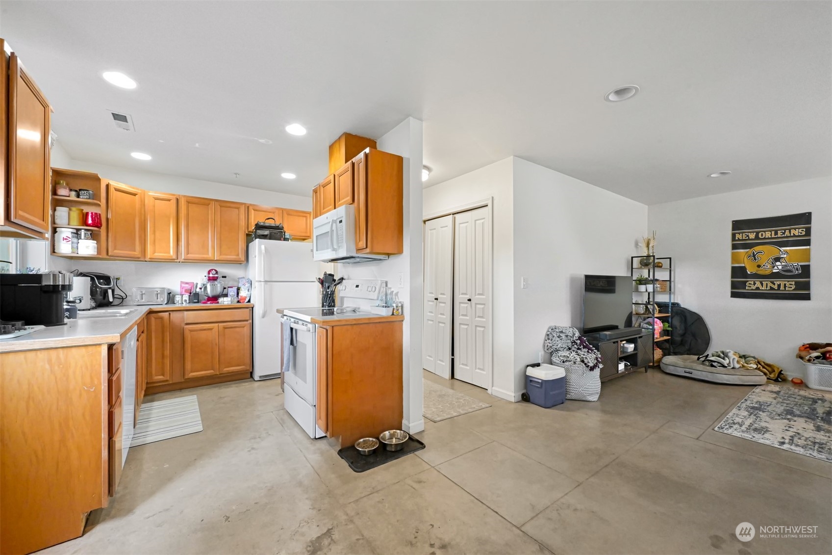 1864 Trigg Road, Unit 14 Ferndale, WA 98248 - Photo 5 of 26 a bed room with a bed a couch and a mirror