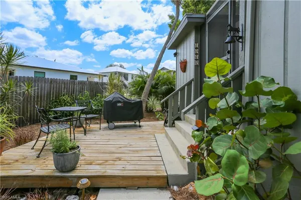 $2,100 | 1042 Oak Forest Drive, Naples, FL 34104