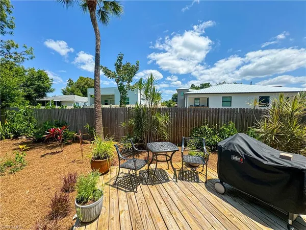 $2,100 | 1042 Oak Forest Drive, Naples, FL 34104