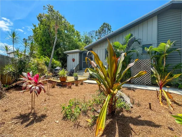 $2,100 | 1042 Oak Forest Drive, Naples, FL 34104