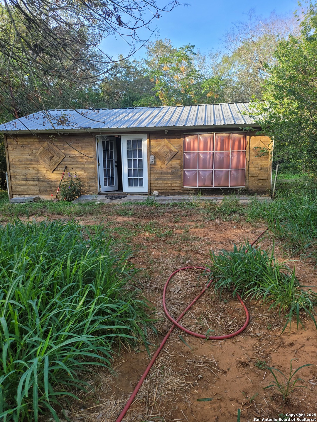 a view of a house with a backyard