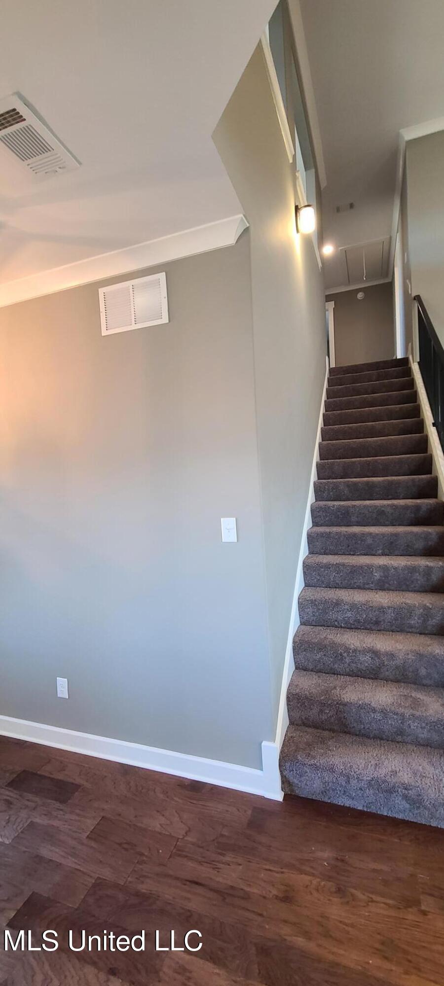 392 Natchez Loop Hernando, MS 38632 - Photo 5 of 11 Standard Stairs