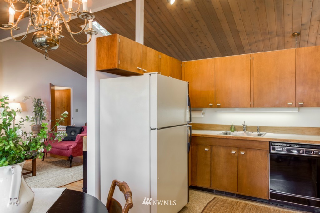 8490 Hansen Road Northeast Bainbridge Island, WA 98110 - Photo 11 of 25 Gallery Image 11