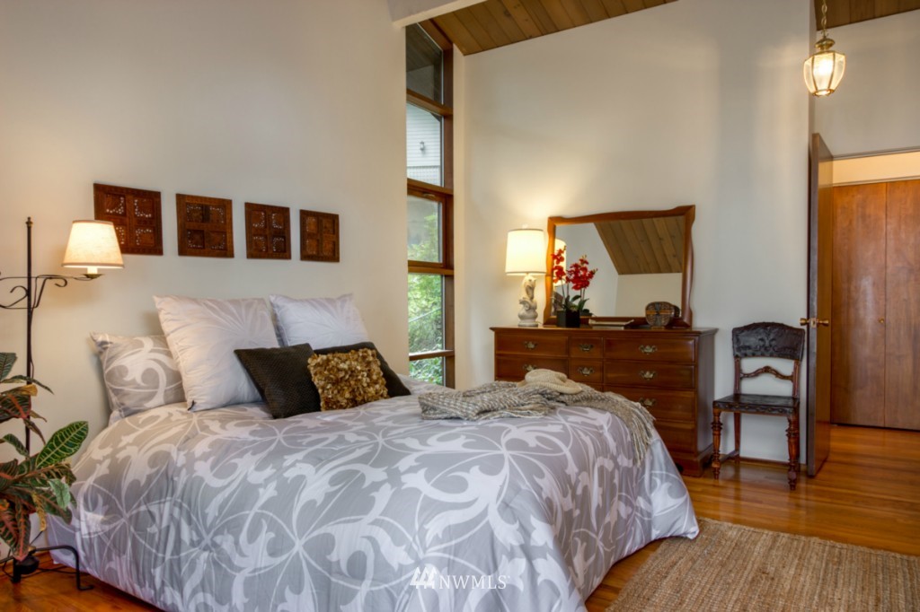 8490 Hansen Road Northeast Bainbridge Island, WA 98110 - Photo 13 of 25 Gallery Image 13