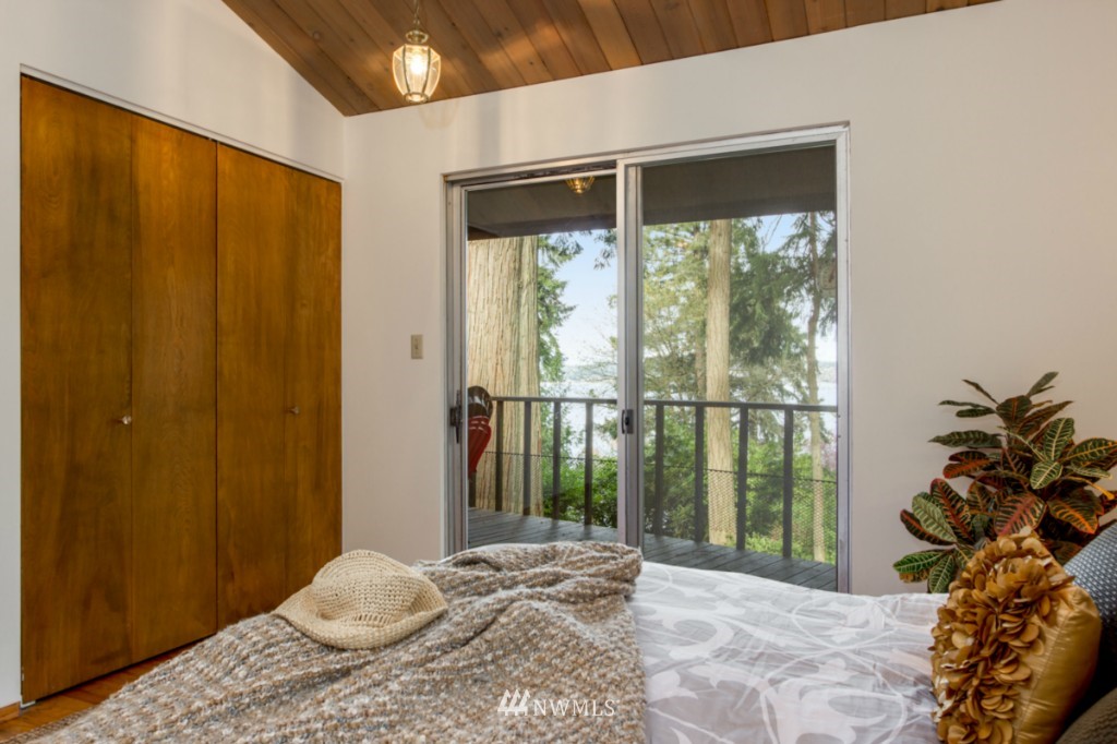 8490 Hansen Road Northeast Bainbridge Island, WA 98110 - Photo 14 of 25 Gallery Image 14
