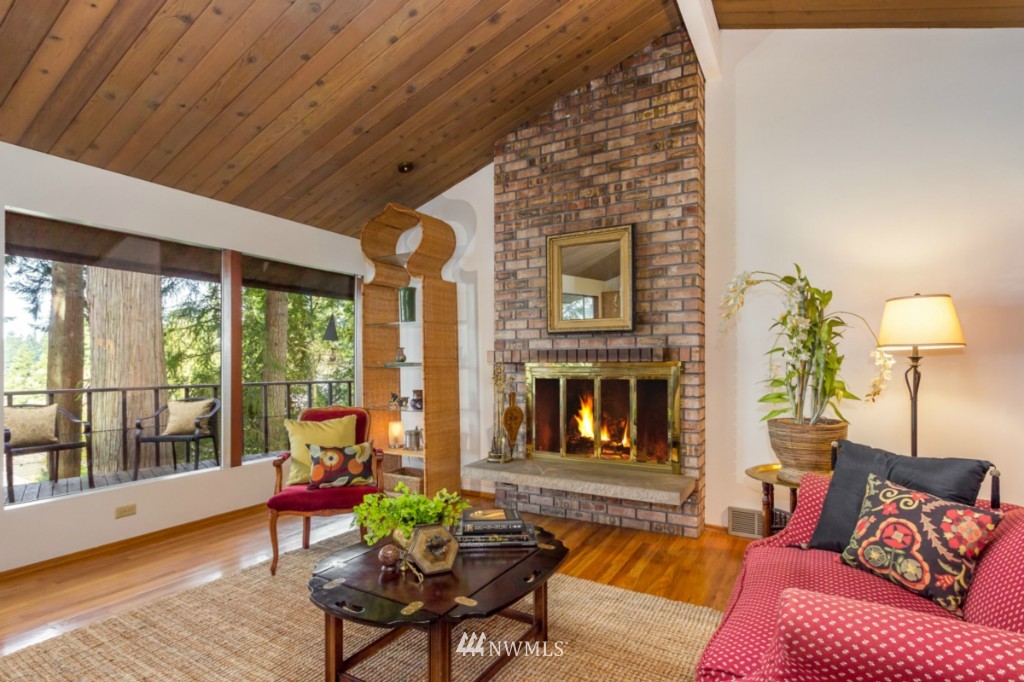 8490 Hansen Road Northeast Bainbridge Island, WA 98110 - Photo 4 of 25 Gallery Image 4