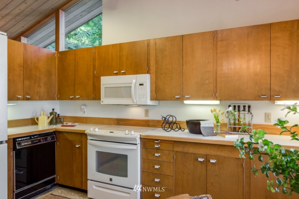 8490 Hansen Road Northeast Bainbridge Island, WA 98110 - Photo 8 of 25 Gallery Image 8