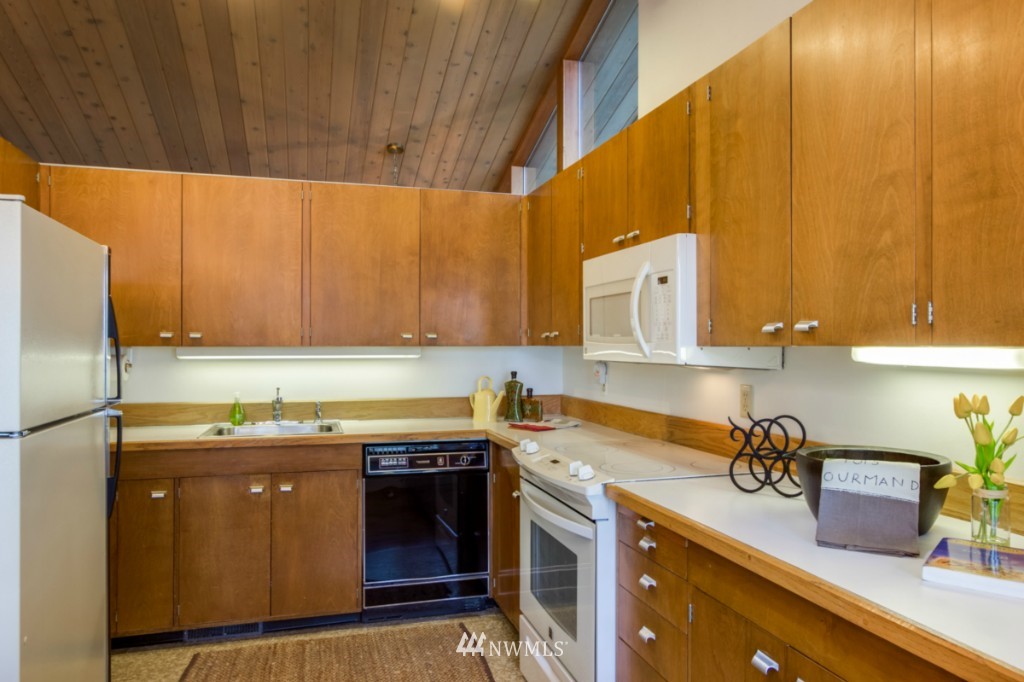 8490 Hansen Road Northeast Bainbridge Island, WA 98110 - Photo 9 of 25 Gallery Image 9