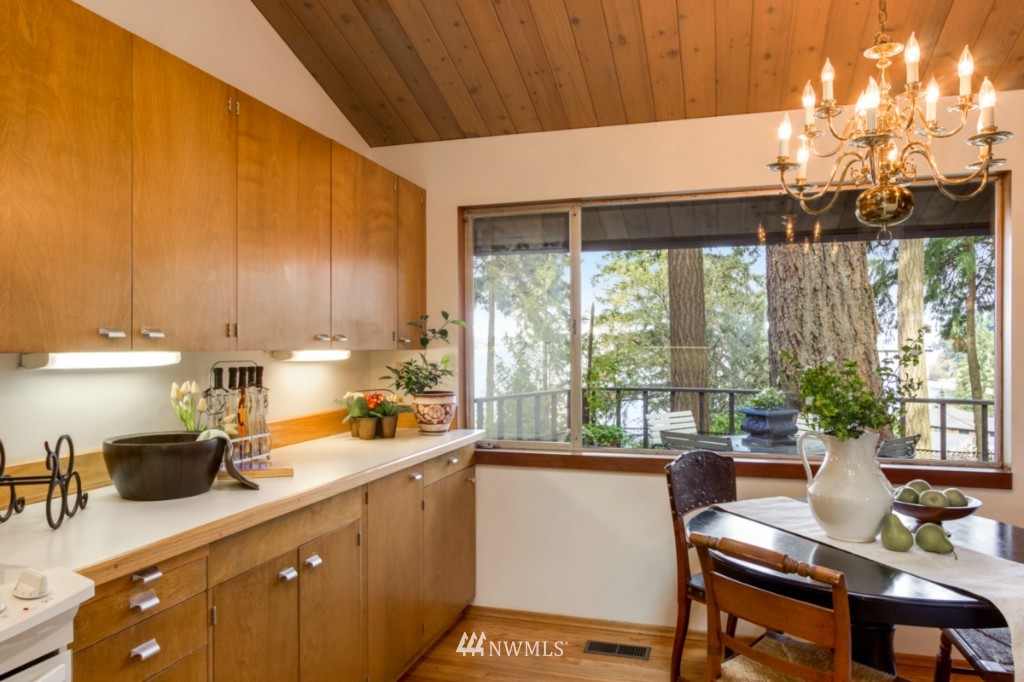 8490 Hansen Road Northeast Bainbridge Island, WA 98110 - Photo 10 of 25 Gallery Image 10