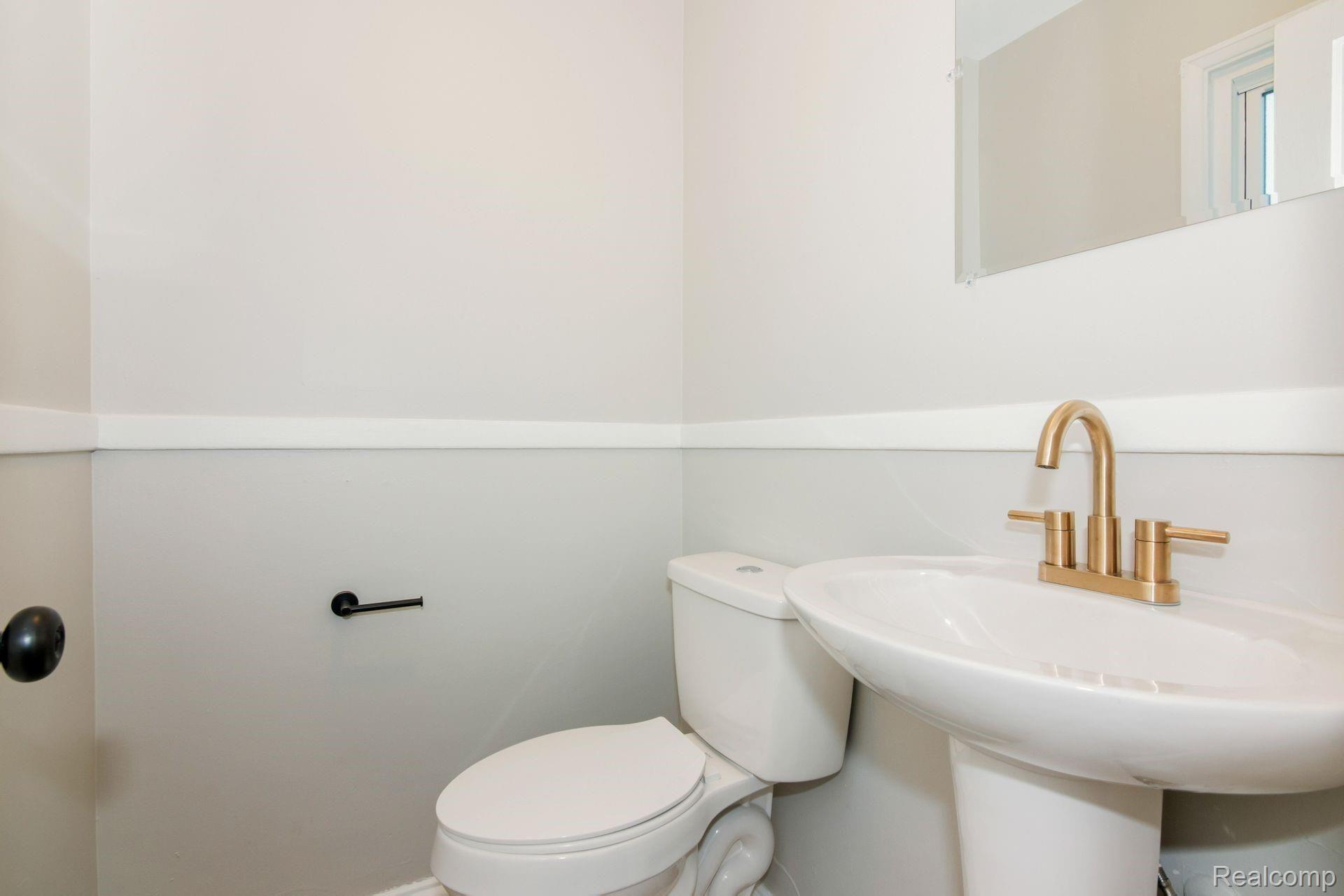 1583 Bournemouth Road Grosse Pointe, MI 48236 - Photo 8 of 13 07 - 23.jpg