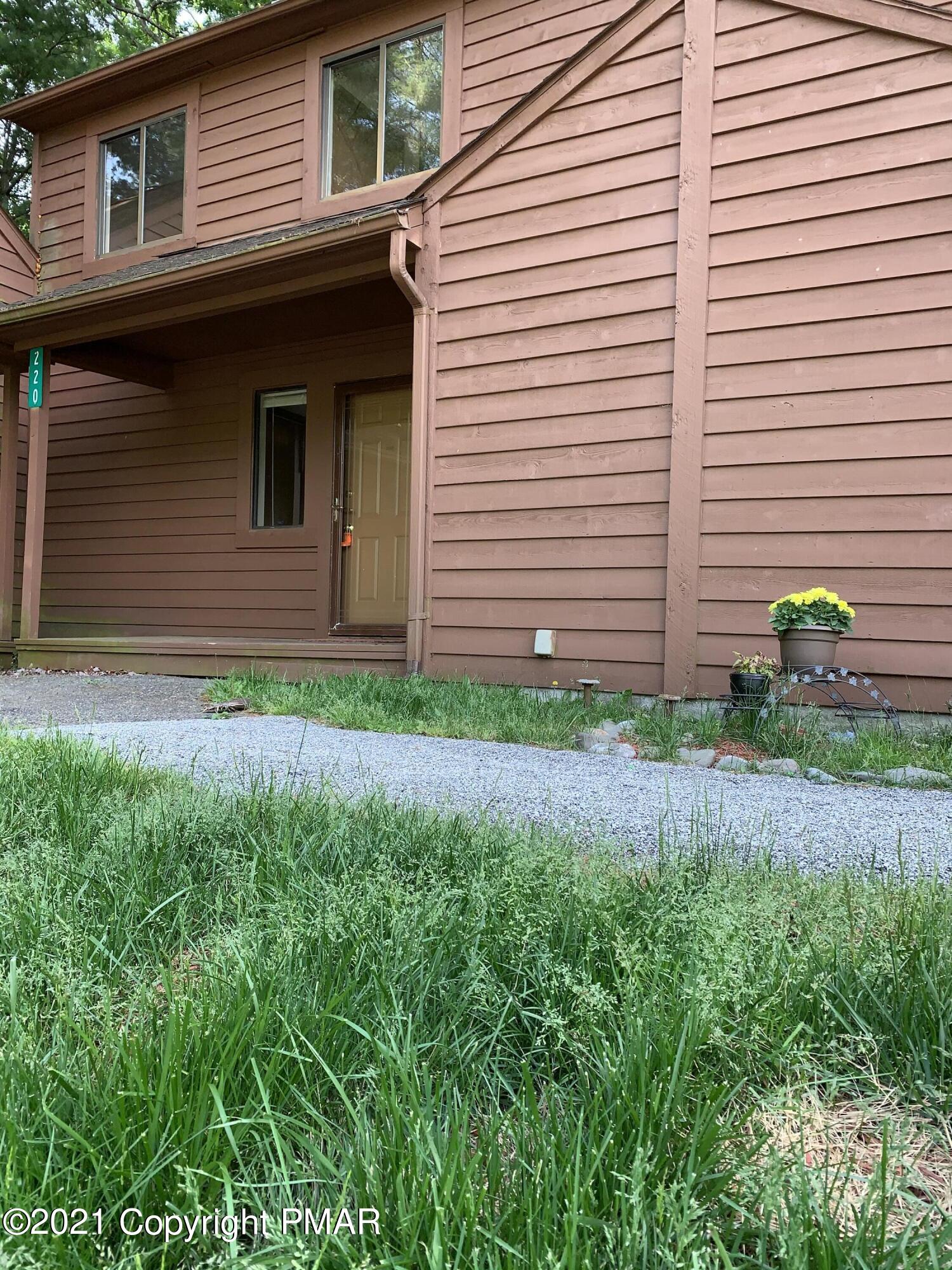 220 Sterling Circle Bushkill, PA 18324 - Photo 2 of 18 2-Corner Unit