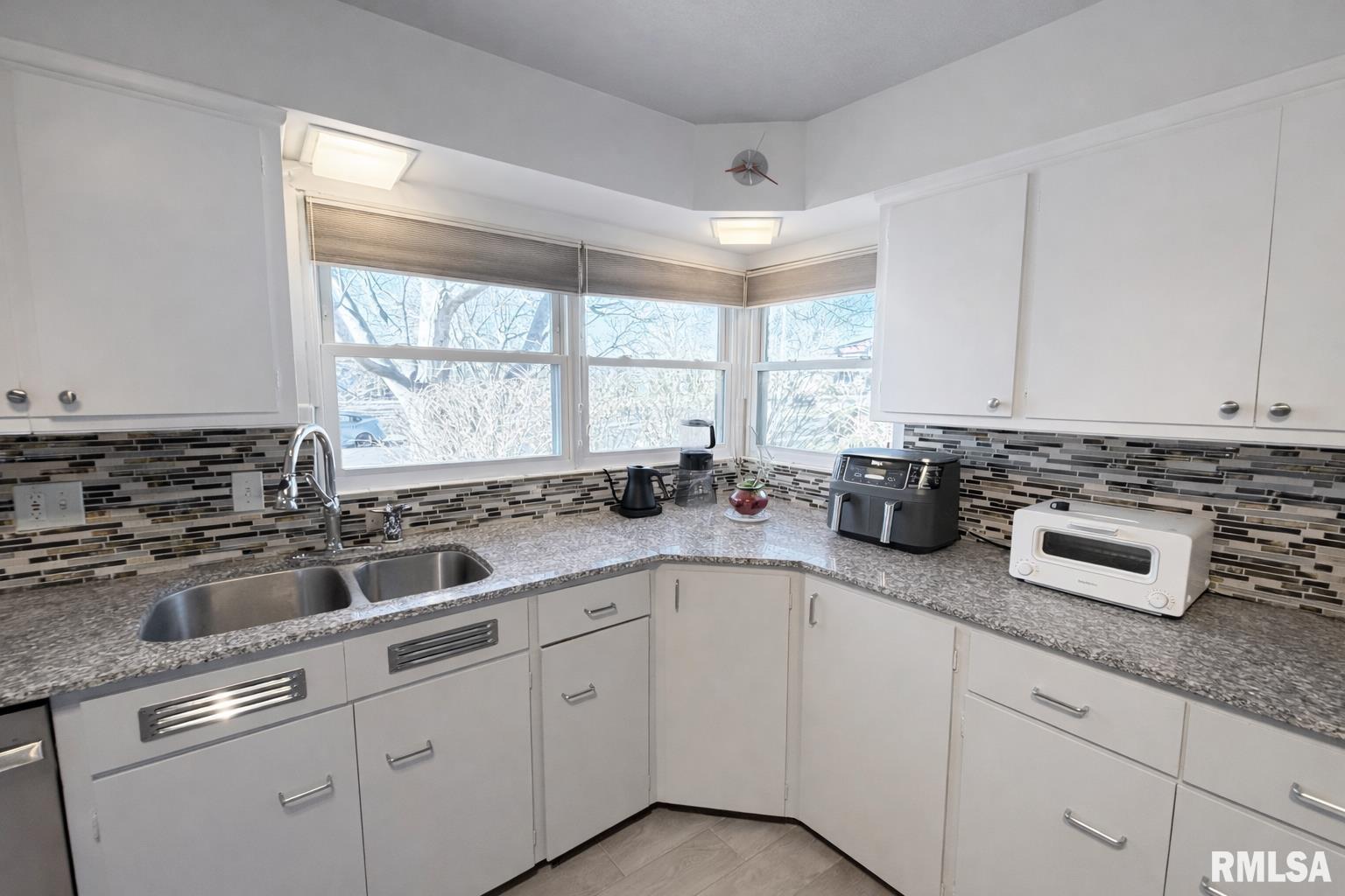 4036 North Brookmont Road Peoria, IL 61614 - Photo 16 of 38