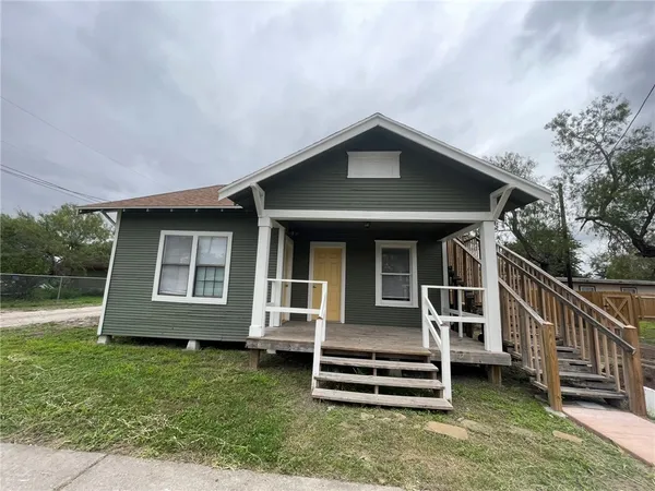 $700 | 501 West Ave D, Unit B, Kingsville, TX 78363