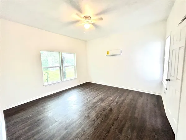 $700 | 501 West Ave D, Unit B, Kingsville, TX 78363