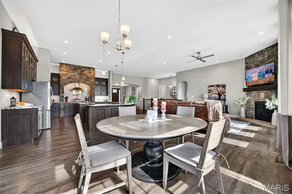 $819,900 | 408 Hamlet Court, Lake St. Louis, MO 63367