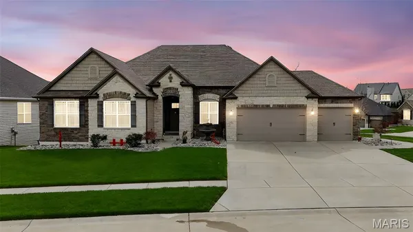 $819,900 | 408 Hamlet Court, Lake St. Louis, MO 63367