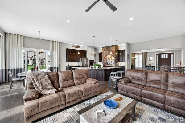 $819,900 | 408 Hamlet Court, Lake St. Louis, MO 63367