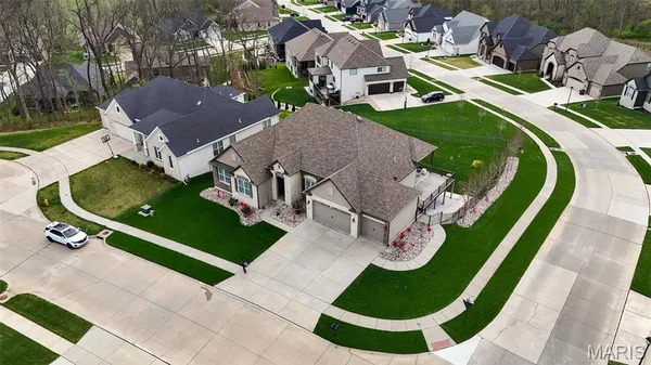 $819,900 | 408 Hamlet Court, Lake St. Louis, MO 63367