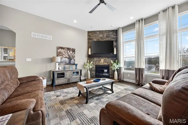 $819,900 | 408 Hamlet Court, Lake St. Louis, MO 63367